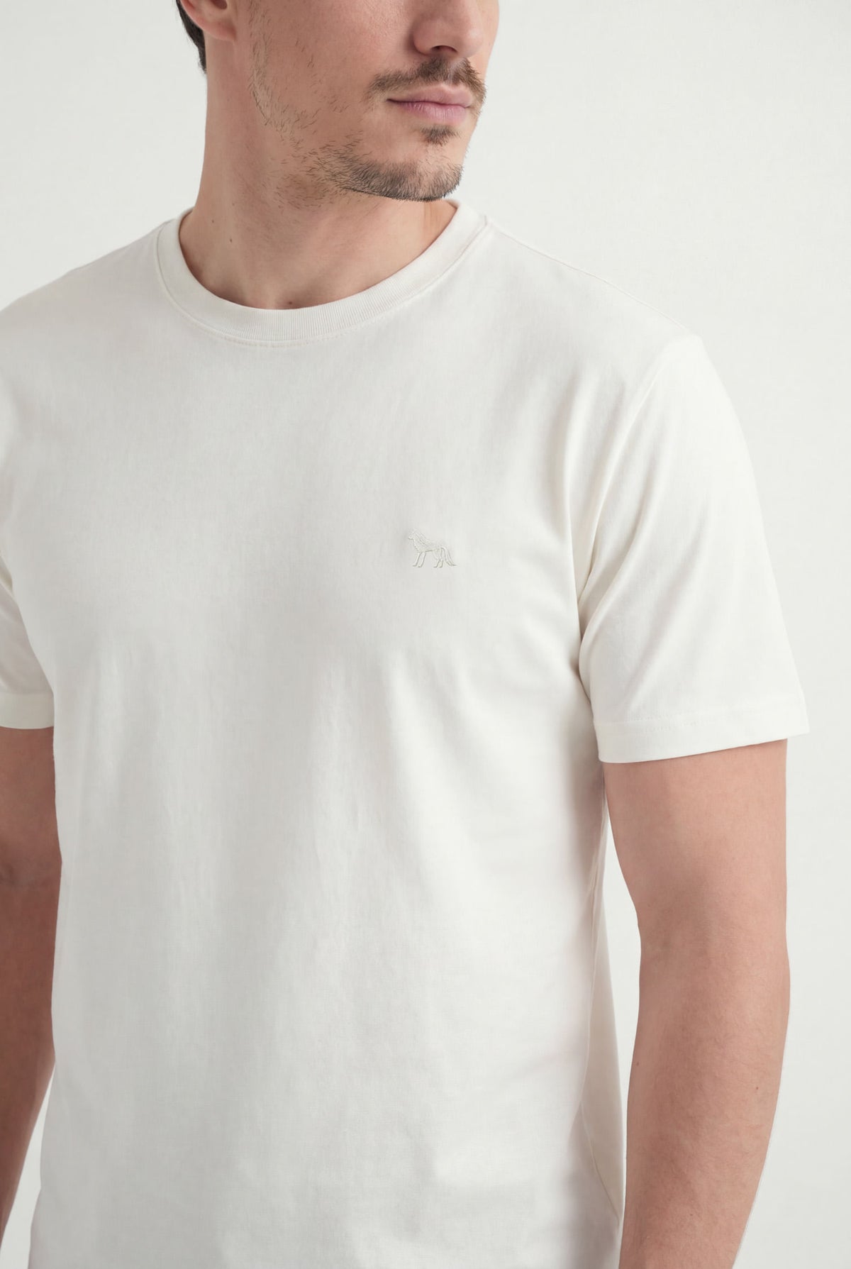 Camiseta Básica Lobo Bordado Masculina Acostamento Off White